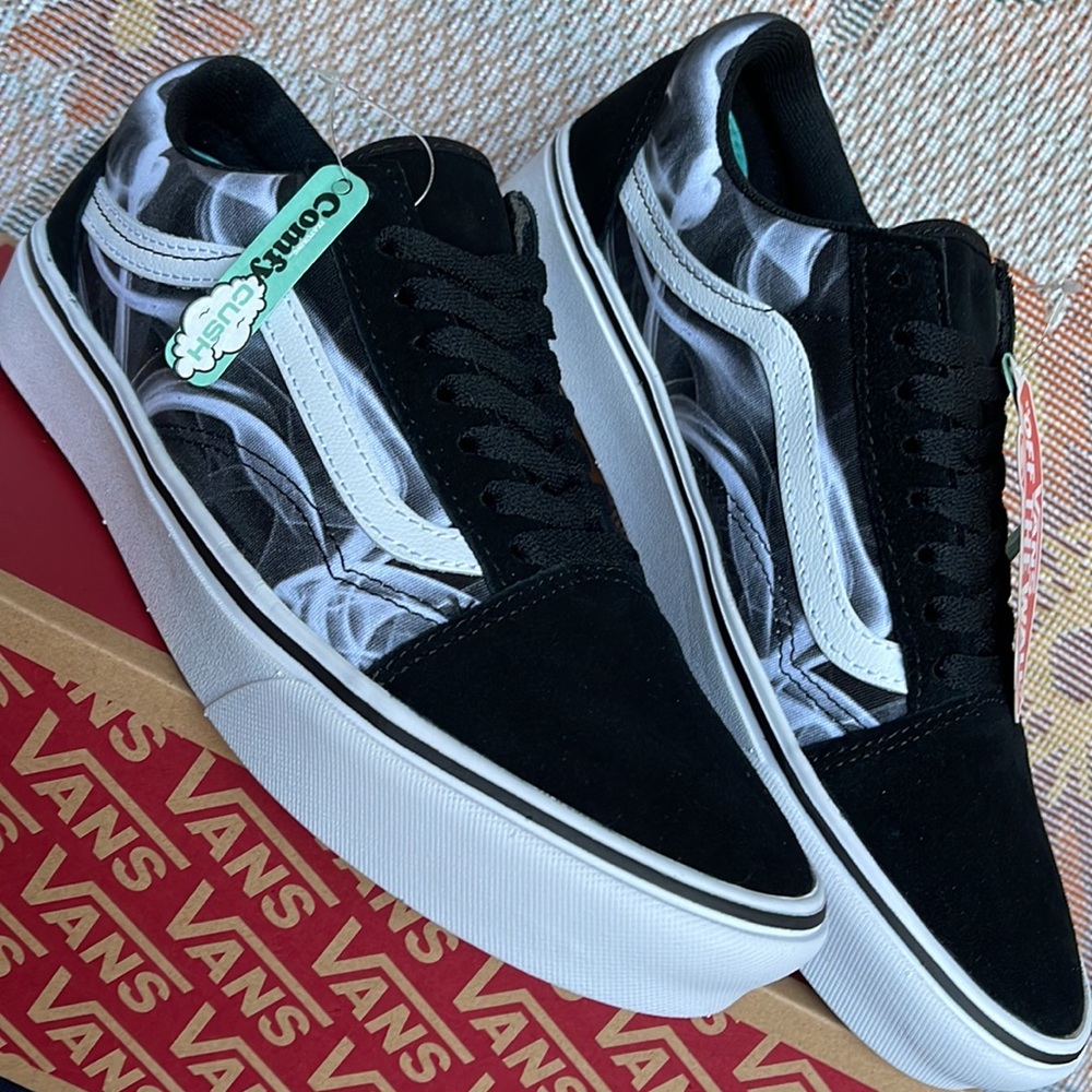 Vans WMNS Comfycush Old Skool 
After Dark Black/White
VN0A5DYCBZW
sneakers - Picture 8 of 16